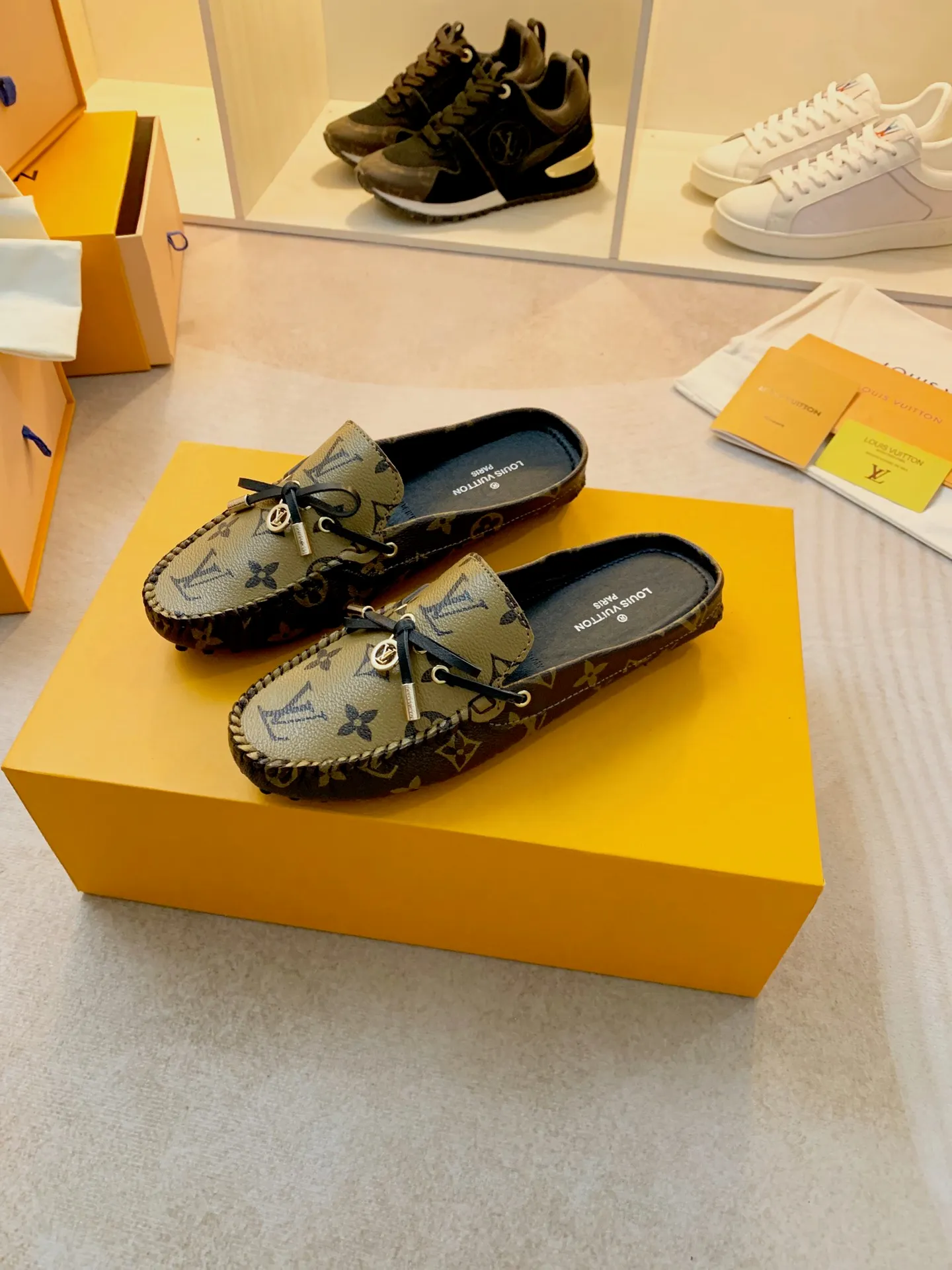 p460💰Couple model❤️🇫🇷 𝙇𝙤𝙪𝙞𝙨 𝙑𝙪𝙞𝙩𝙩𝙤𝙣 🇫🇷Louis Vuitton 2023 Classic𝓛𝓿 𝓣𝓻𝓪𝓲𝓷𝓮𝓻 Sports Series ➪➪➪¯ [Arizona Doudou Shoes Series] ▪️▪️▪️Arizona slip-on shoes are made of Monogram Eclipse canvas. Its hand-painted and dyed edges and hand-sewn uppers fully demonstrate Louis Vuitton's traditional shoemaking craftsmanship. This slip-on shoe is very lightweight. The integrated tongue and upper make it particularly comfortable and flexible. The soft outsole is equipped with rubber padding. Decorated with matching sash. Detailed features: ☑️Monogram Eclipse canvas ☑️Black Eclipse pattern ☑️Hand-painted shoe edges ☑️Hand-sewn uppers (each pair takes time to process) ☑️Integrated tongue and upper construction ☑️Outsole equipped with rubber lining ☑️size: 35_46